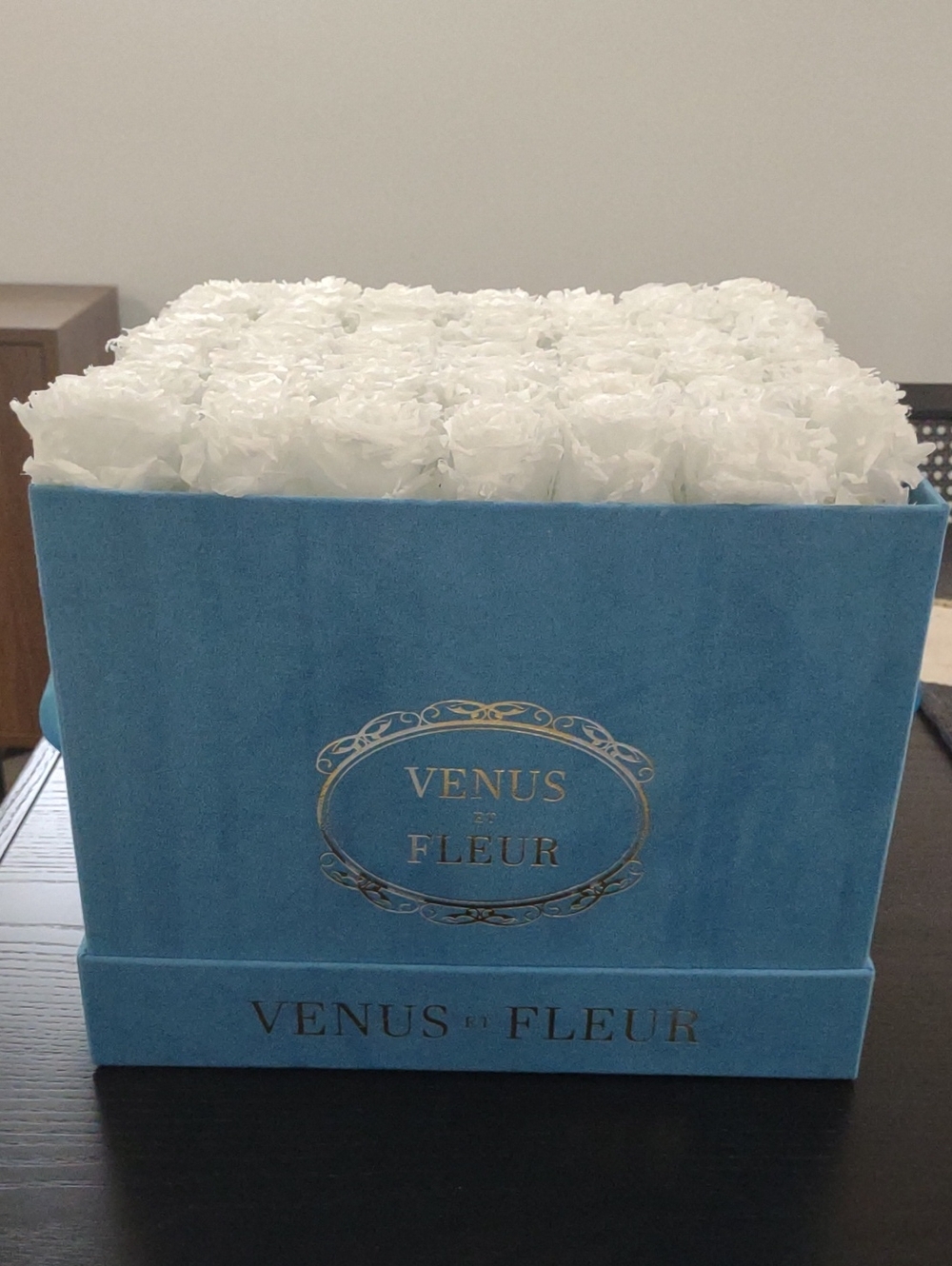Venus et Fleur White Roses in Blue Velvet Box